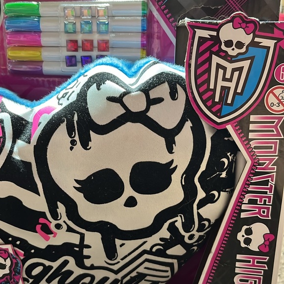 Monster High Color N’ Style Pillow Activity - Picture 2 of 5